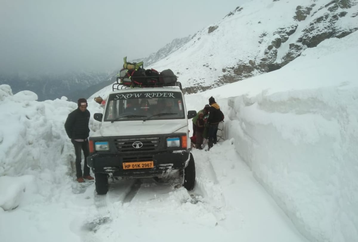 Fresh Snowfall in Rohtang Lahaul Spiti Himachal Pradesh