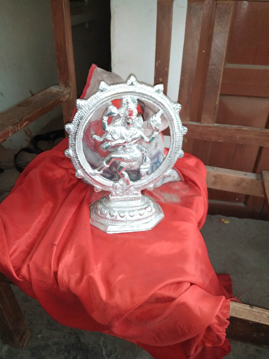 चोरी की मूर्ति के साथ पकड़ा गया चोर
