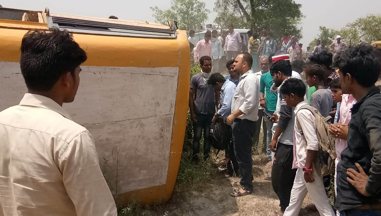 अनियंत्रित स्कूल बस पलटी, आठ छात्र घायल