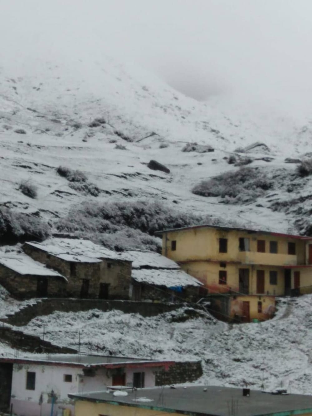 snowfall in badrinath and kedarnath in Scorching heat of may