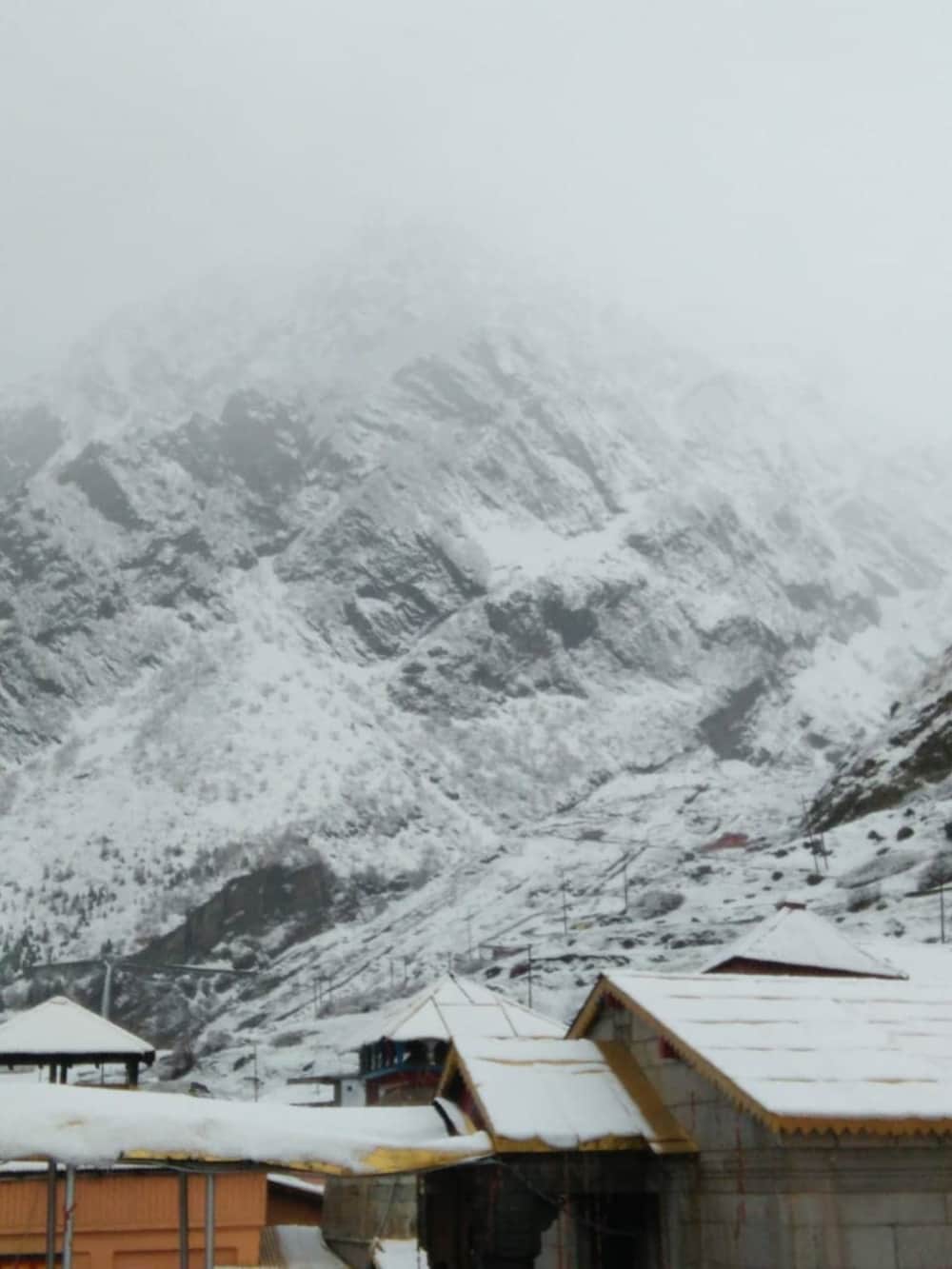 snowfall in badrinath and kedarnath in Scorching heat of may