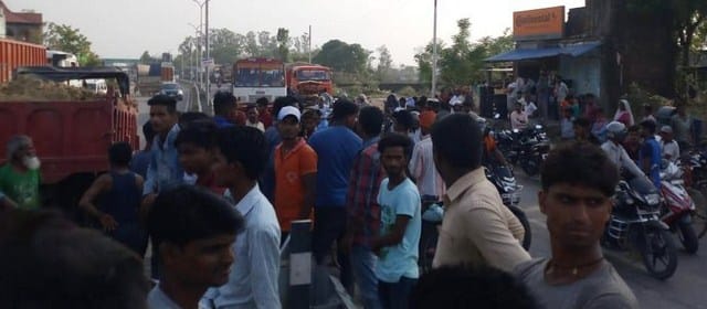 The death of the young man in the accident, the people put the jam