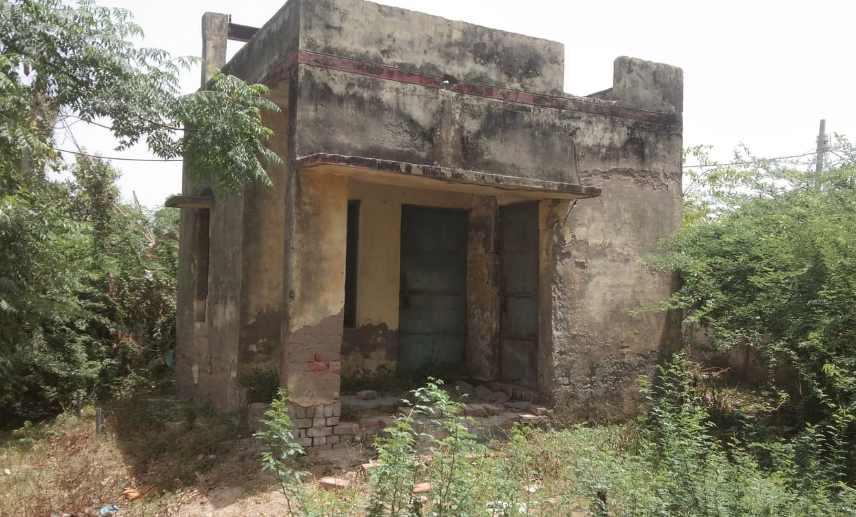 खराब पड़ा नलकूप, प्यास से गला रहा सूख