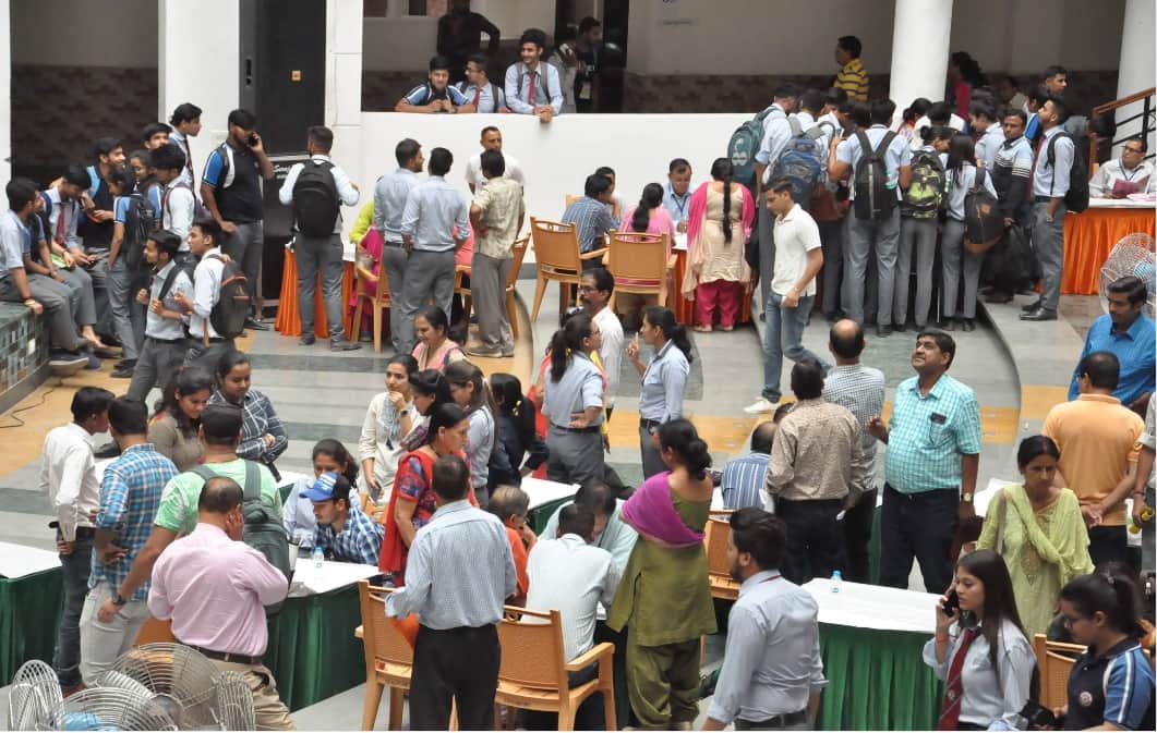 Amar ujala jyotish mahakumbh 2019 in dehradun youths craze photos