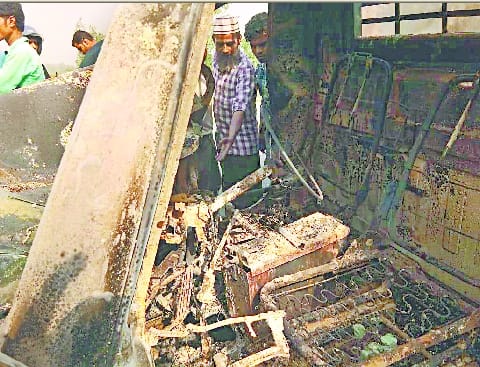 हादसे के बाद लोडर में जिंदा जला ड्राइवर