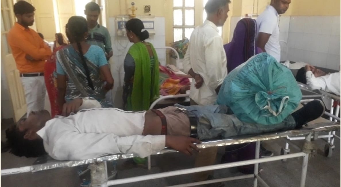 बेहोश मरीज को स्ट्रेचर पर लिटाया, ऊपर रख दिया सामान