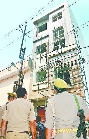 मजदूर दिवस पर बड़ा हादसा-  फिर वही चूक, करंट से ठेकेदार की मौत, चार मजदूर झुलसे
