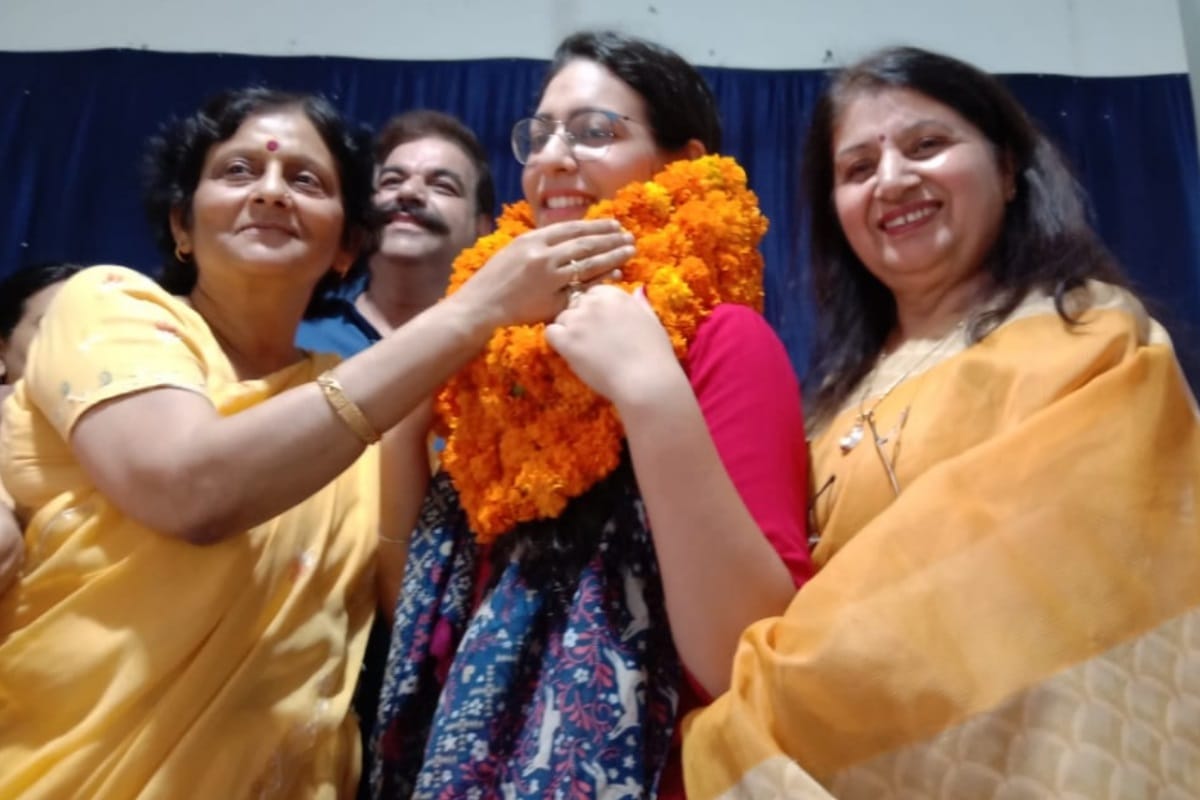 CBSE declared Class 12th results, Karishma Arora from SD college Muzaffarnagar become topper