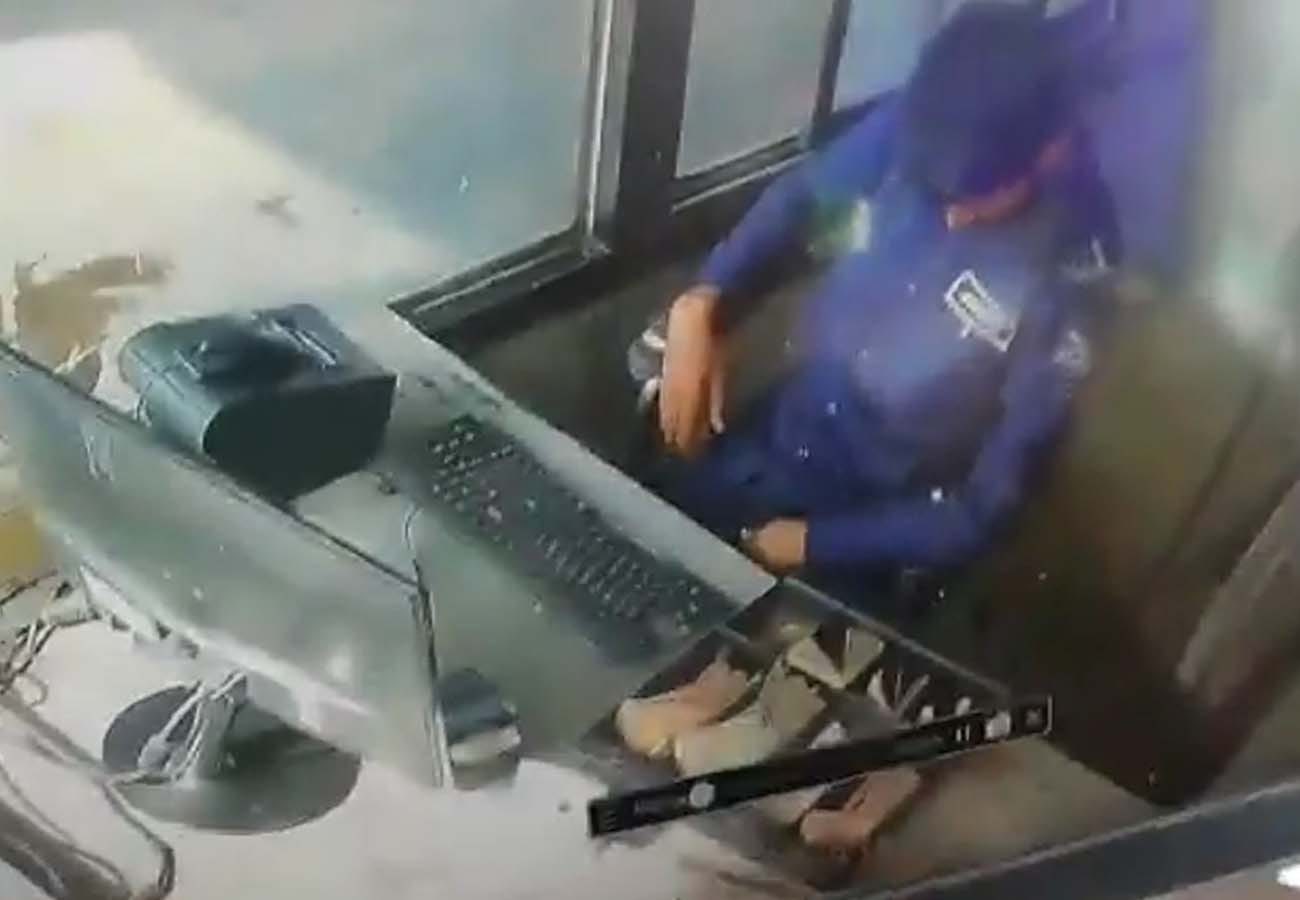 MONKEY CAUGHT DURING ROBBERY IN TOLL PLAZA kanpur dehat