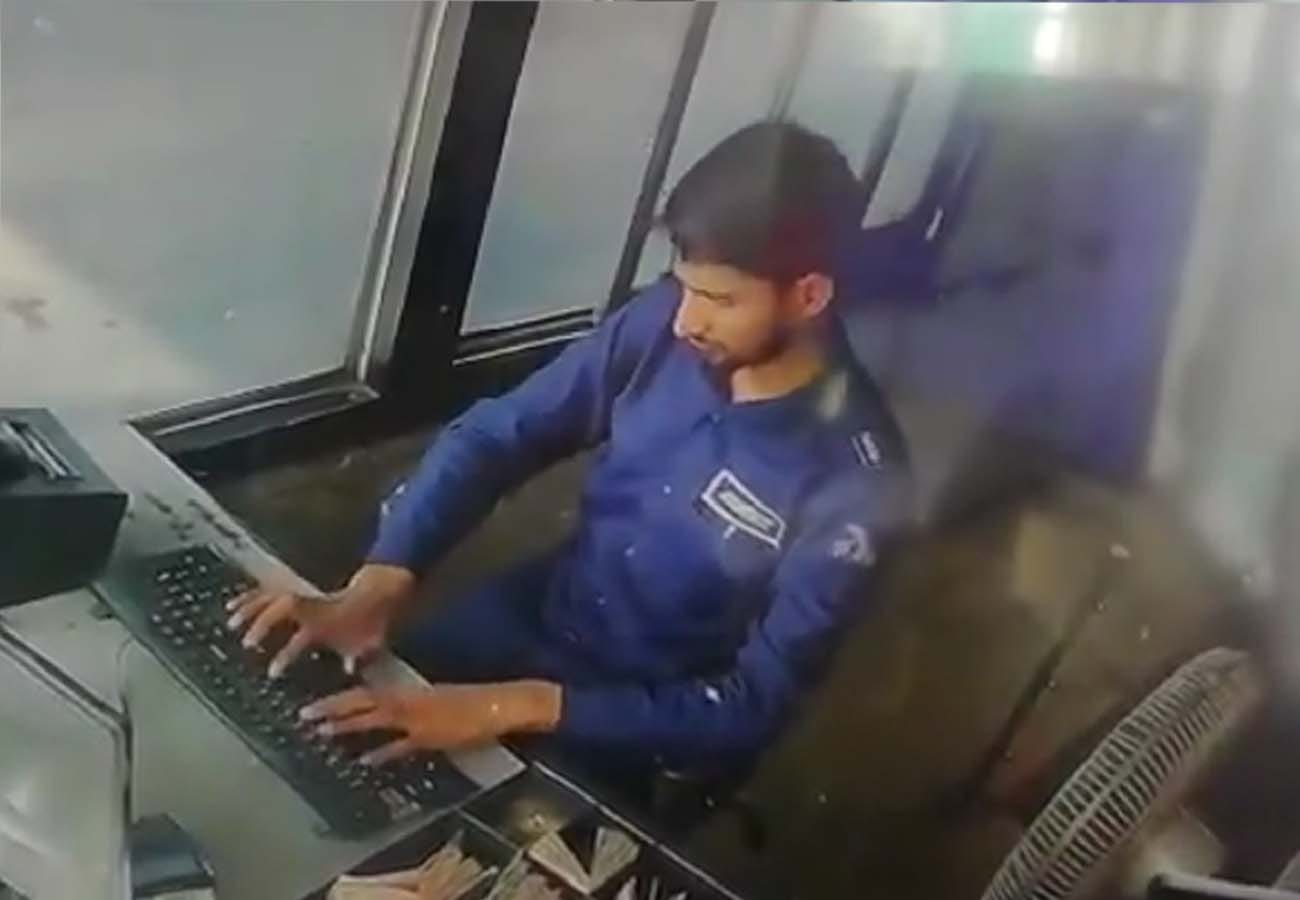 MONKEY CAUGHT DURING ROBBERY IN TOLL PLAZA kanpur dehat