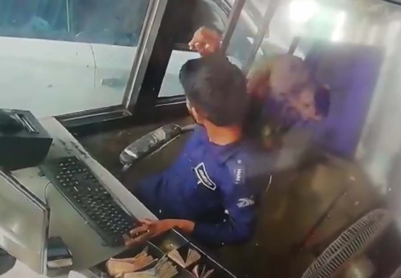 MONKEY CAUGHT DURING ROBBERY IN TOLL PLAZA kanpur dehat