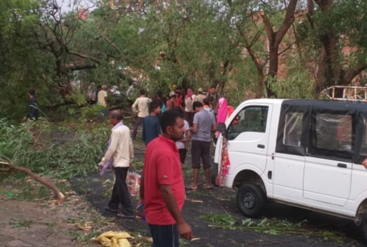 Fani cyclone Effect reached in purvanchal on man killed in storm