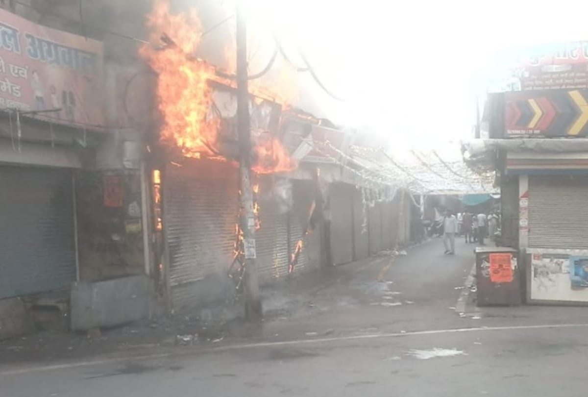 Massive fire broke out in shop at prayagraj