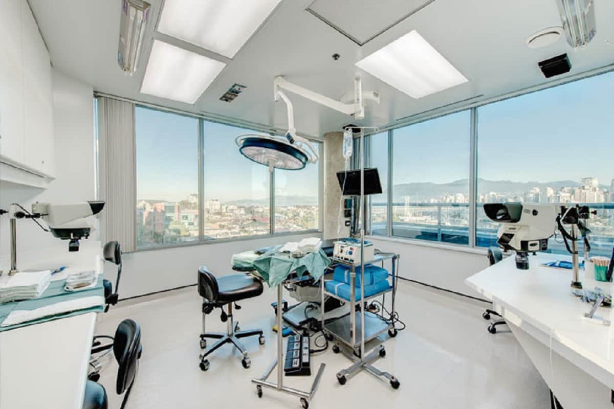 Women looses hair after hair transplant, consumer foram order clinic to give compensation