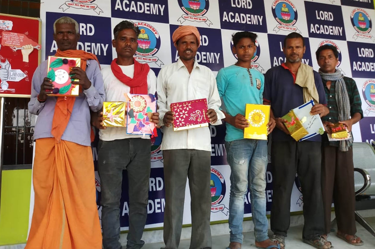 श्रमिकों को टोपी पहना कर किया गया सम्मानित