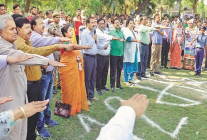 Pratapgarh: Human chain formed, resolution of vote taken