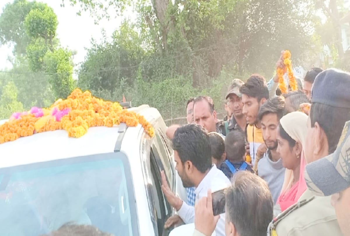 People stopped CM jairam thakur convoy in kangra