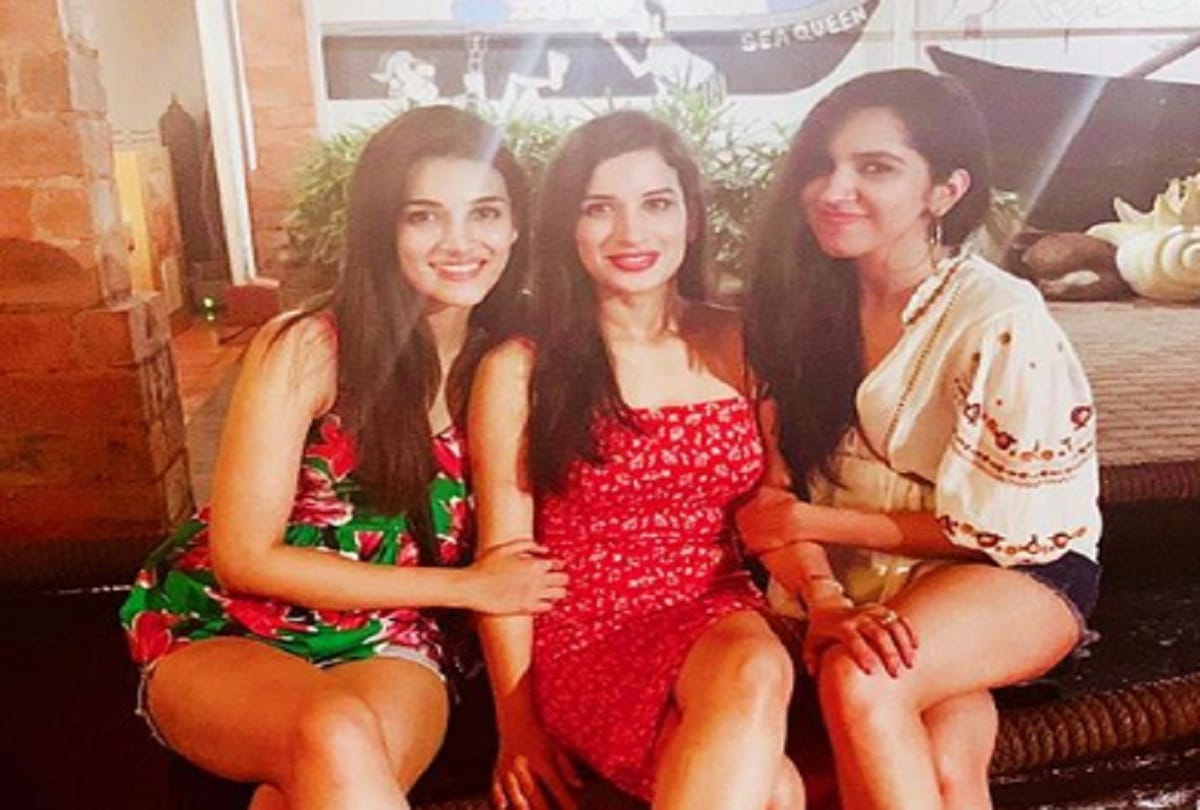 Luka Chuppi actress Kriti Sanon spending time with girls shared Goa vacation pictures