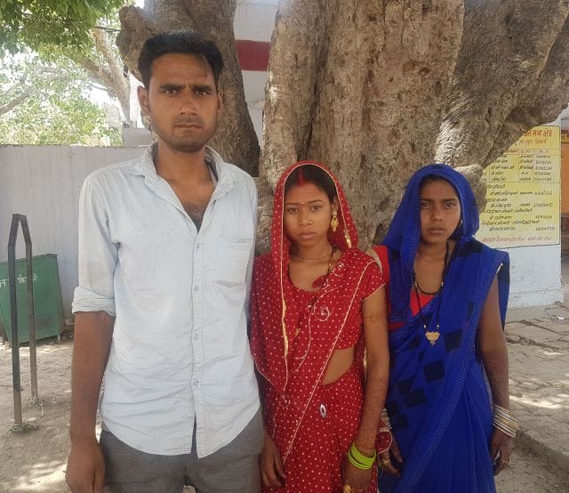 मेहंदी भी नहीं छूटी और घर से निकाला