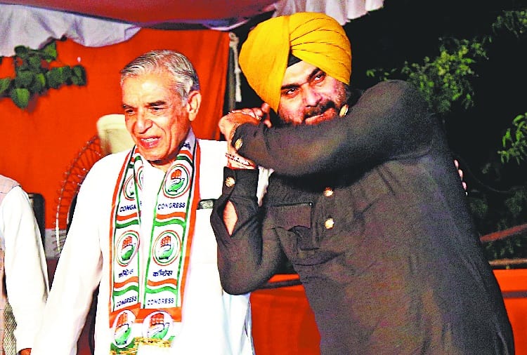 Lok Sabha Elections 2019, Navjot Sidhu Criticized PM Narendra Modi in Pawan Bansal Rally