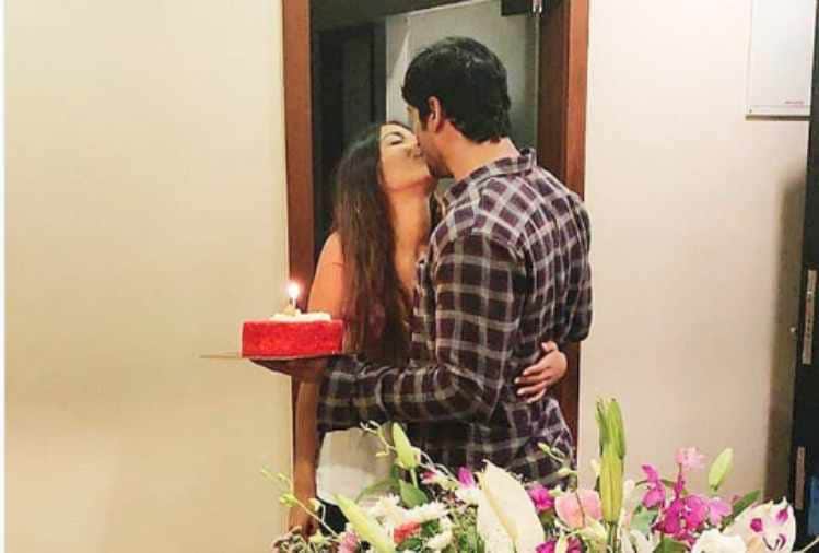 prateik babbar surprise his wife with gifts and flower photos viral