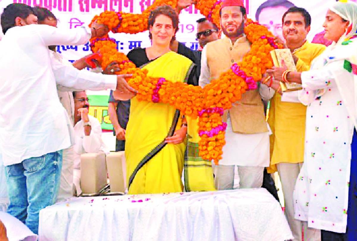 when priyanka gandhi arrived in samajwadi party program in raebareli