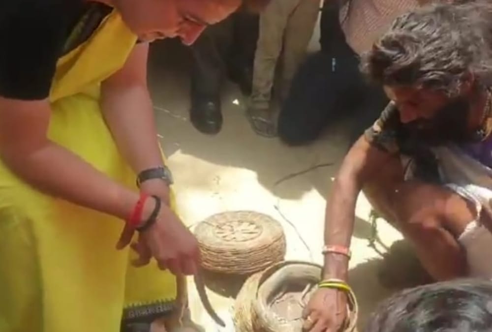 Lok Sabha Elections 2019 Priyanka Gandhi vadra with snake charmers in Raebareli.