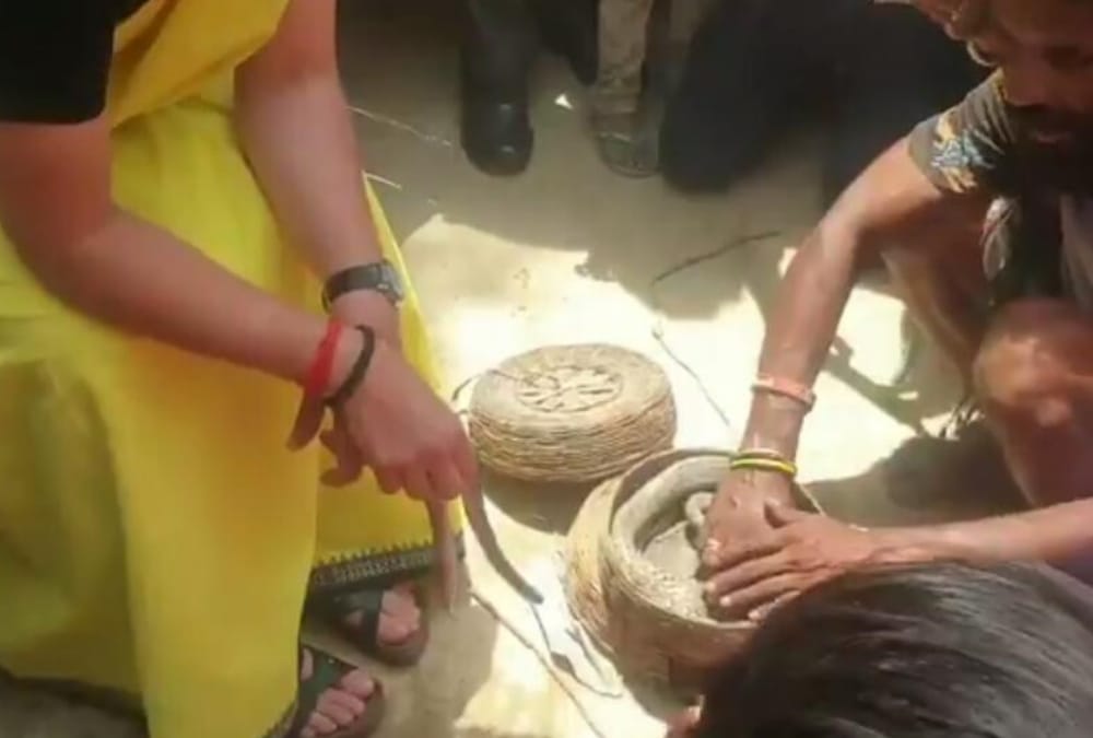 Lok Sabha Elections 2019 Priyanka Gandhi vadra with snake charmers in Raebareli.