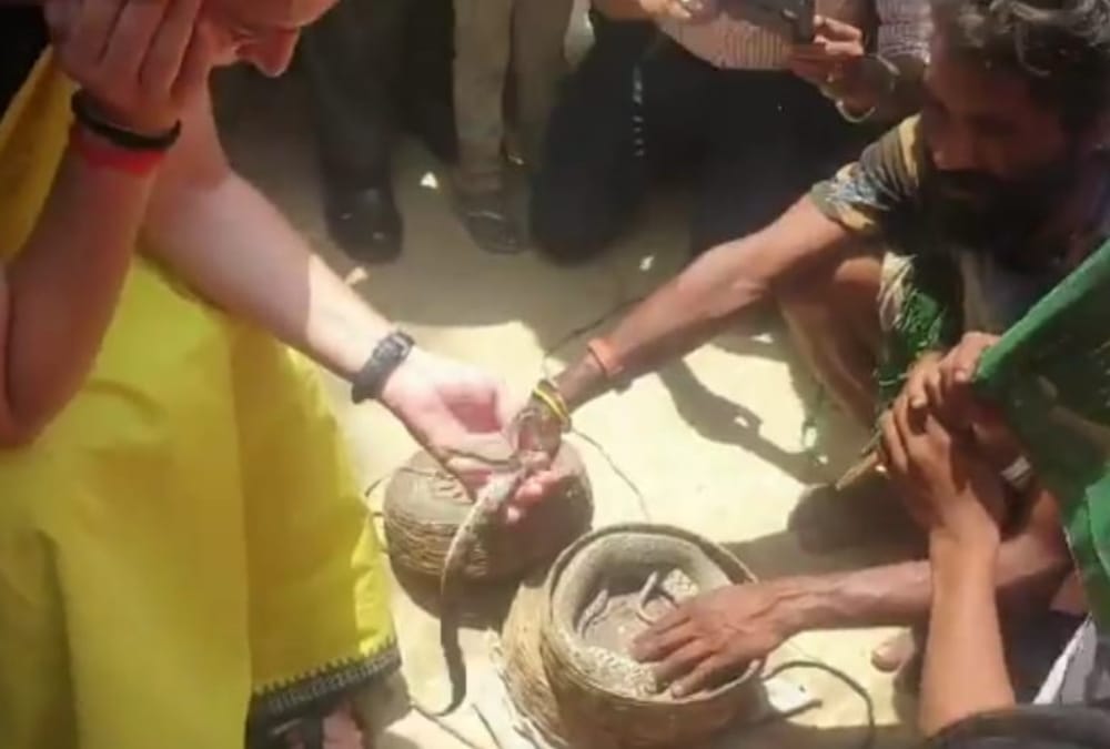 Lok Sabha Elections 2019 Priyanka Gandhi vadra with snake charmers in Raebareli.