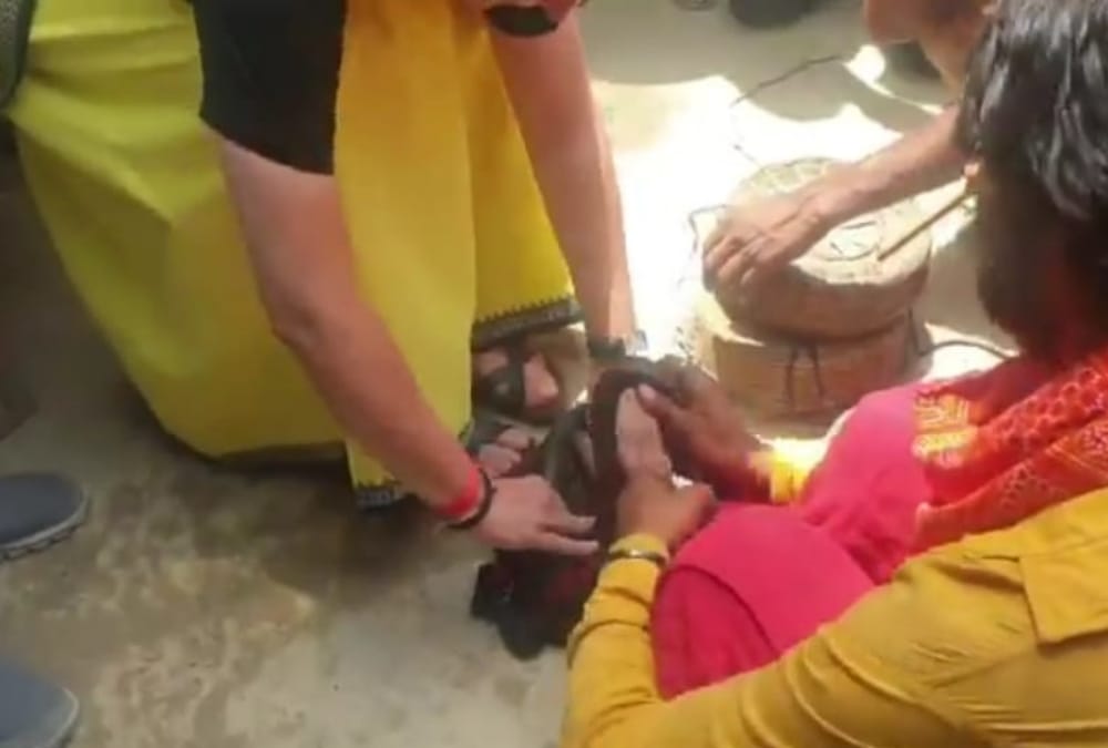 Lok Sabha Elections 2019 Priyanka Gandhi vadra with snake charmers in Raebareli.