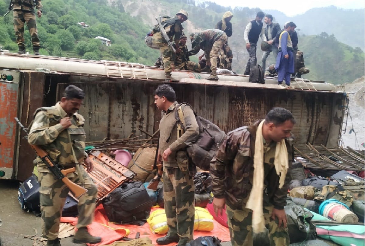 Nine BSF personnel injured in bus in accident on Srinagar Highway in jammu and kashmir