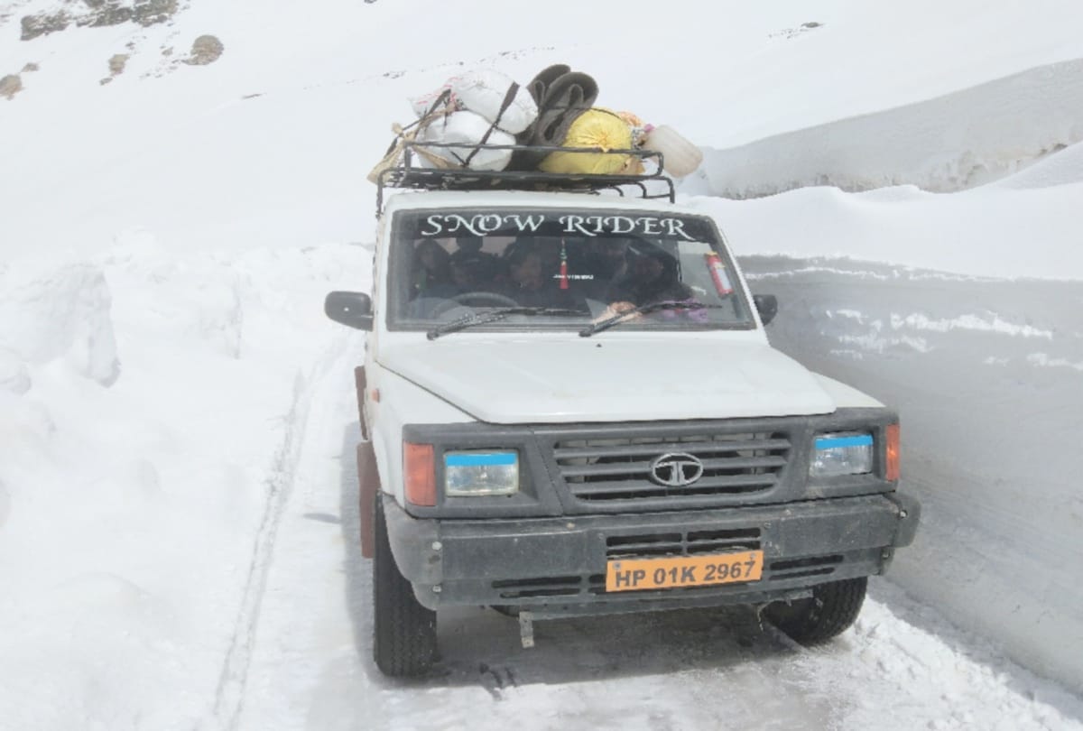 fresh snowfall in rohtang and  Kharapathar  shimla