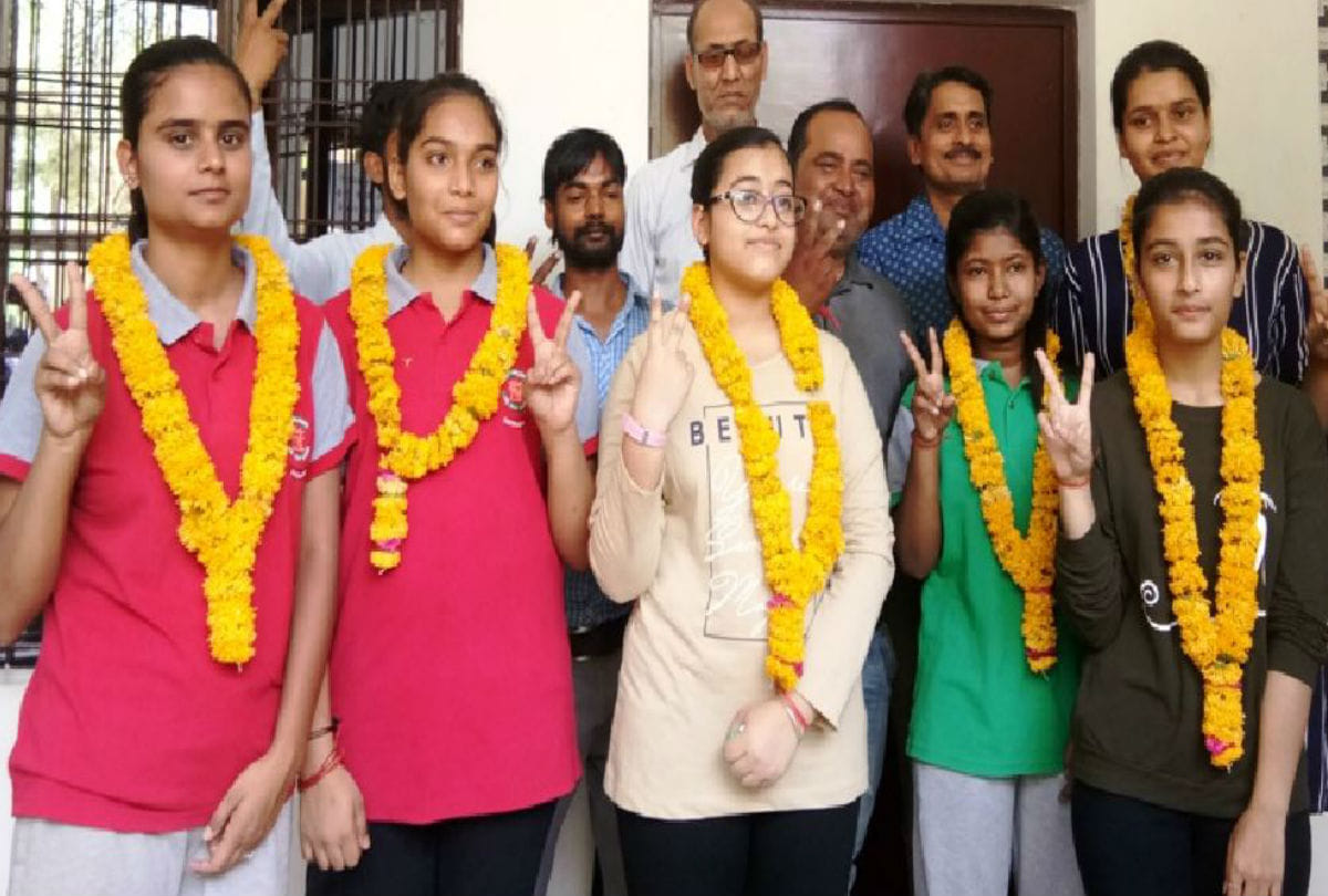 CBSE Results 2019 firozabad topers celebrations pictures in school