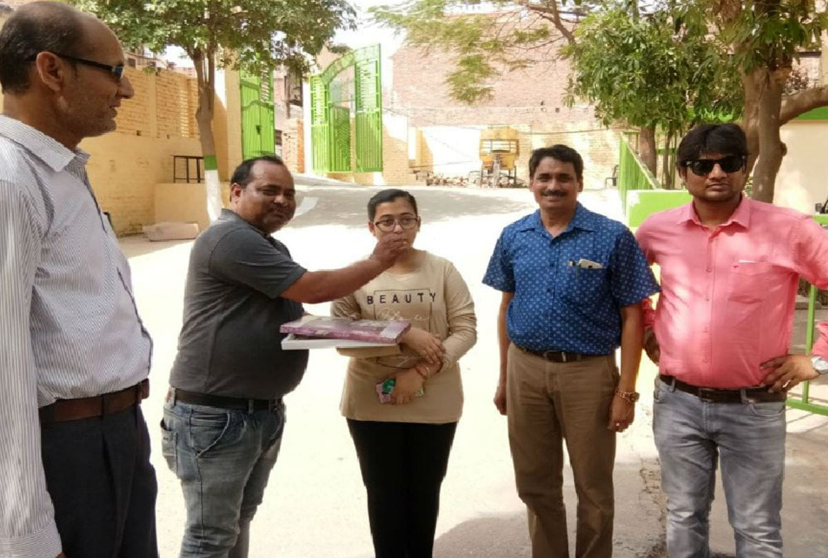 CBSE Results 2019 firozabad topers celebrations pictures in school