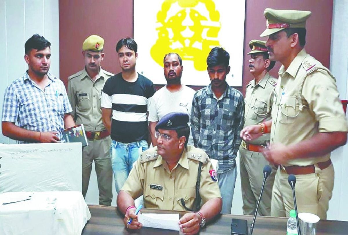 three youth arrested for blackmailing in mathura