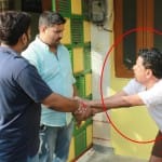 पुलिस के दबोचने पर खुद को छुड़ाने की कोशिश करता आरोपी