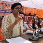 जनसभा को संबोधित करती हुईं अनुप्रिया पटेल