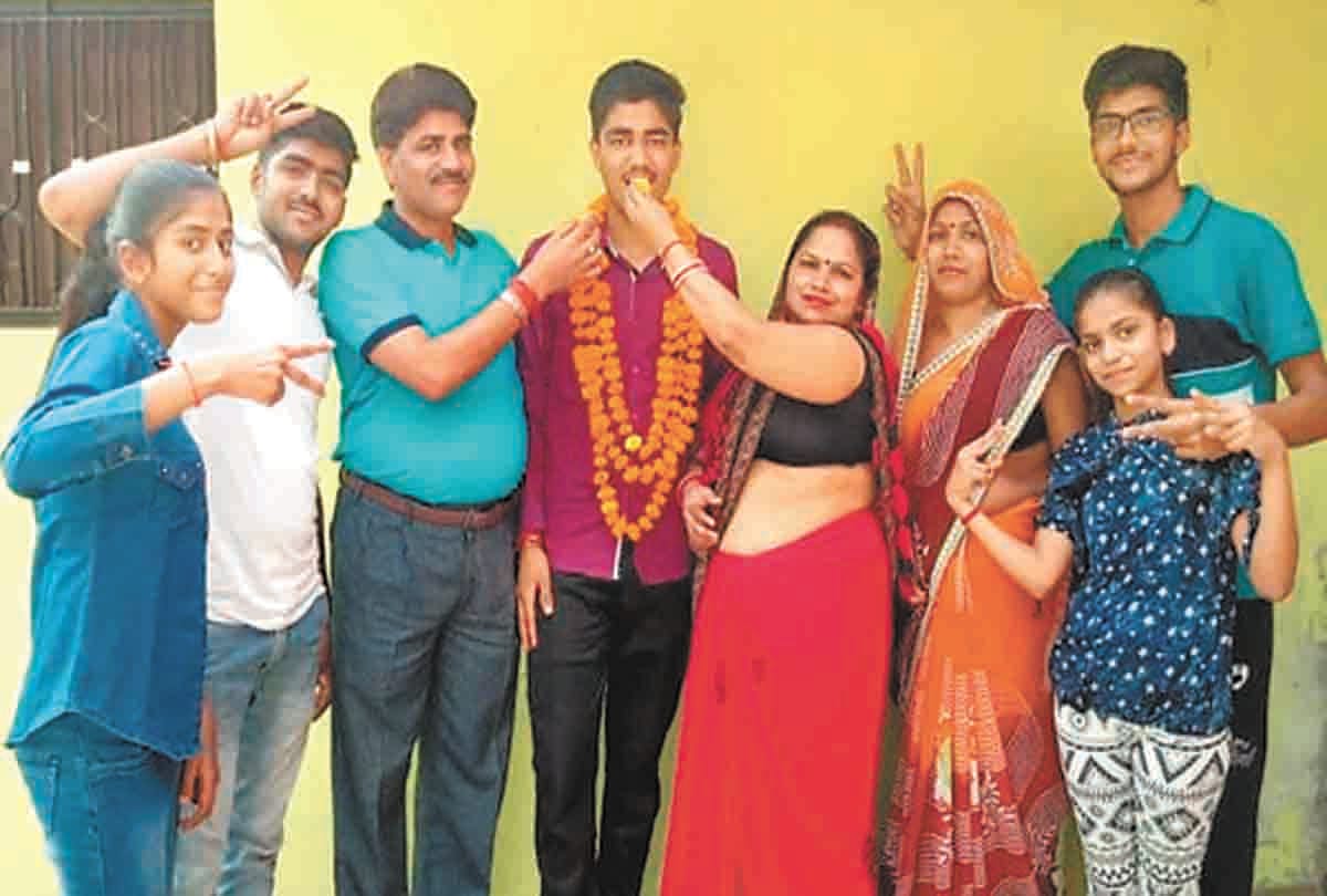 CBSE: Amended with 95.6 percent marks in the district topper