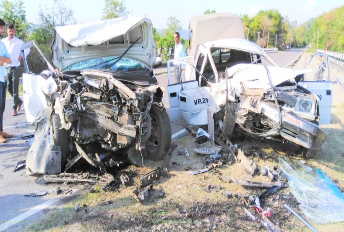 three people died after two vehicle collide in kangra himachal
