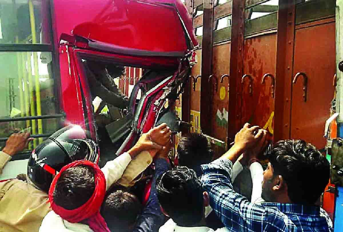 truck bus accident in kannauj gt road
