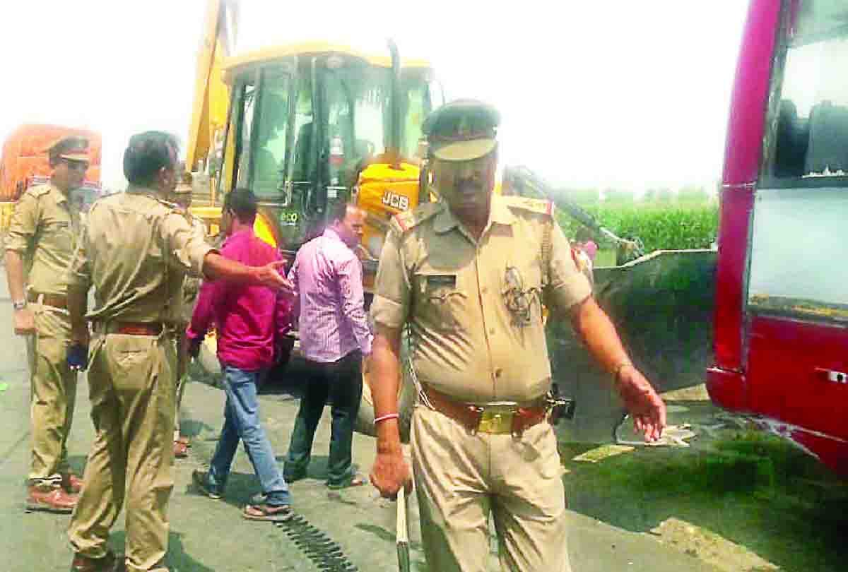 truck bus accident in kannauj gt road
