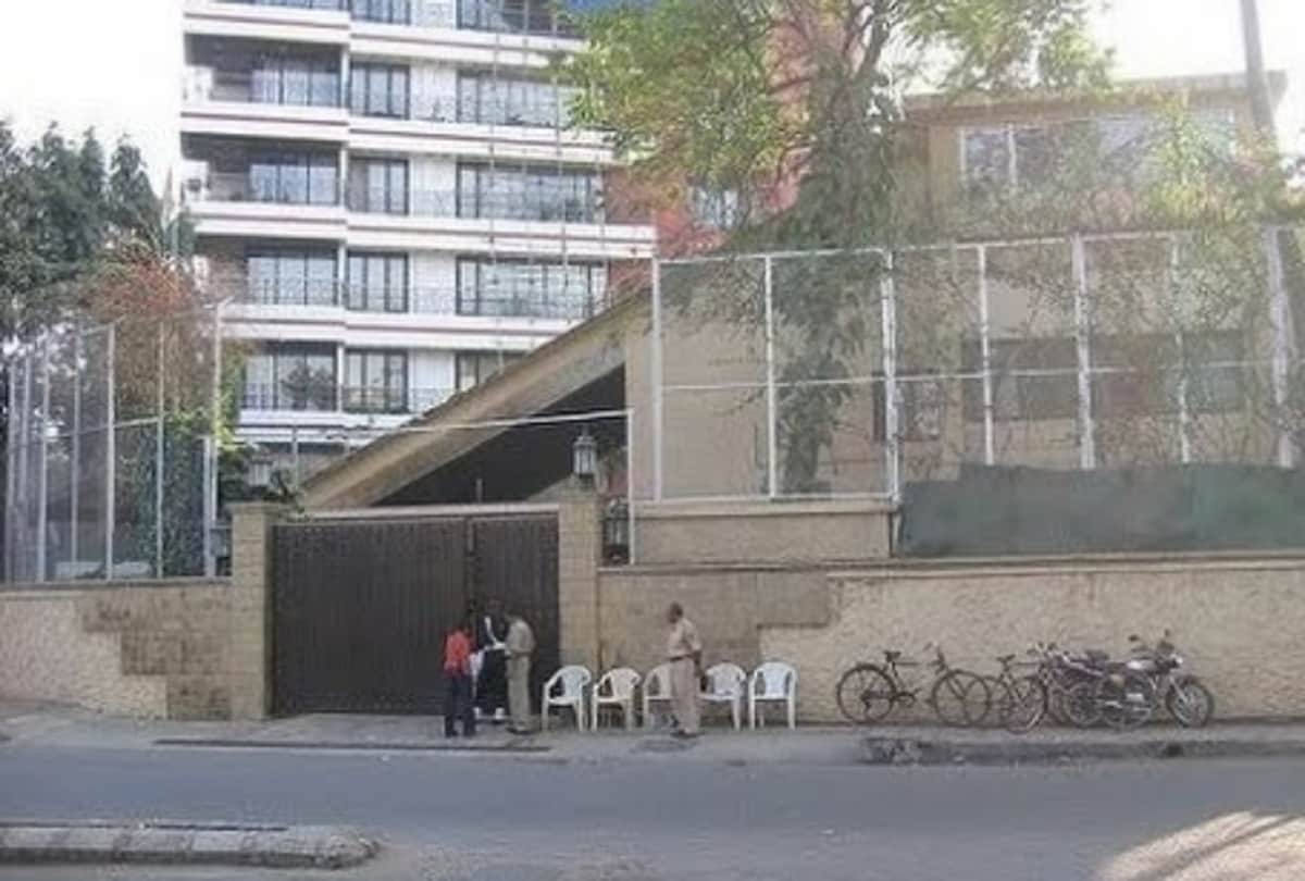 BMC Will Break Wall Of Amitabh Bachchan Bungalow Prateeksha For Road Widening