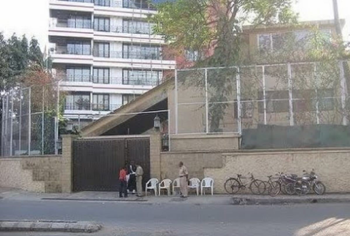 BMC Will Break Wall Of Amitabh Bachchan Bungalow Prateeksha For Road Widening