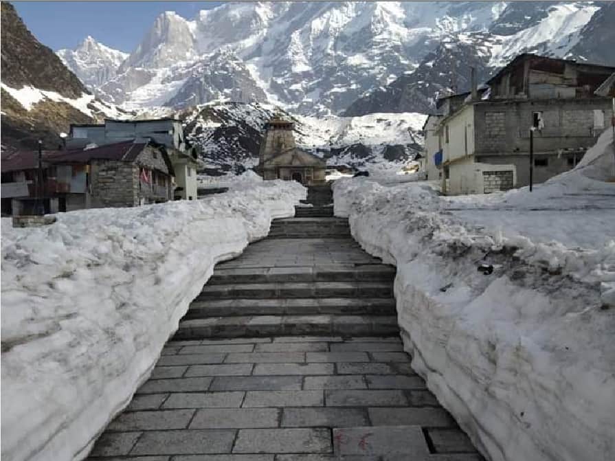 Snow lanes made for pilgrims in kedarnath dham for char dham yatra 2019