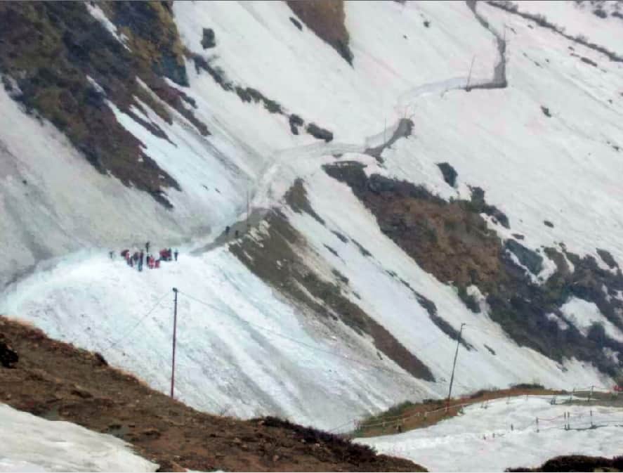 Snow lanes made for pilgrims in kedarnath dham for char dham yatra 2019