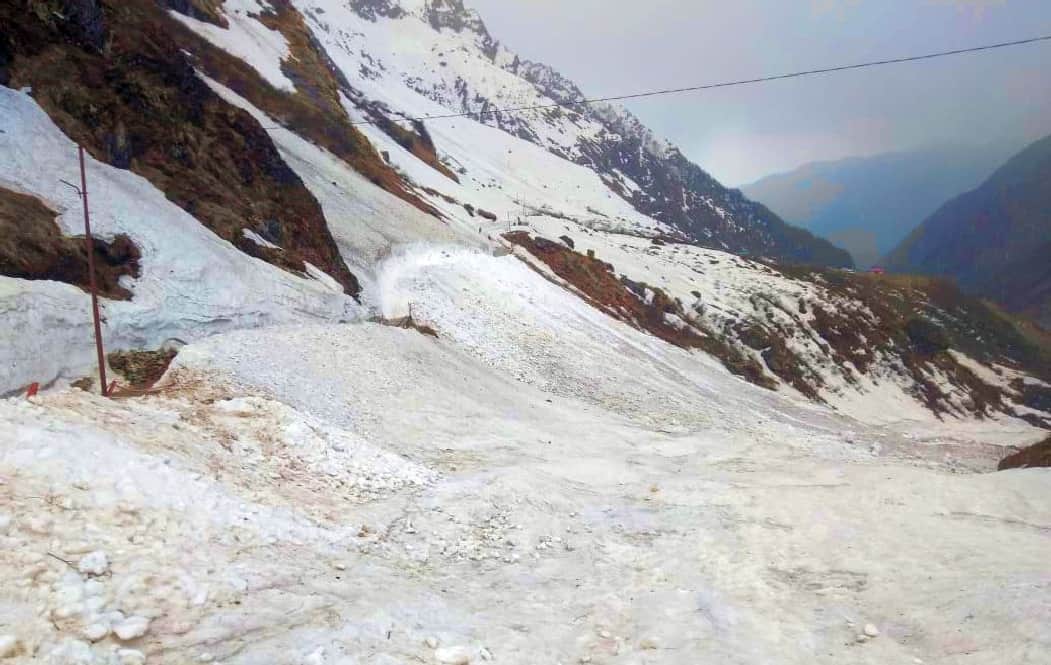 Snow lanes made for pilgrims in kedarnath dham for char dham yatra 2019