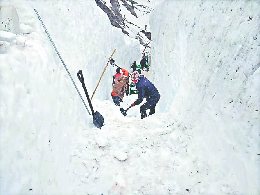 Snow lanes made for pilgrims in kedarnath dham for char dham yatra 2019