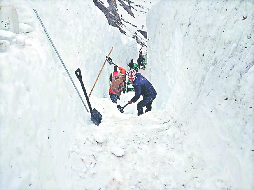 Snow lanes made for pilgrims in kedarnath dham for char dham yatra 2019
