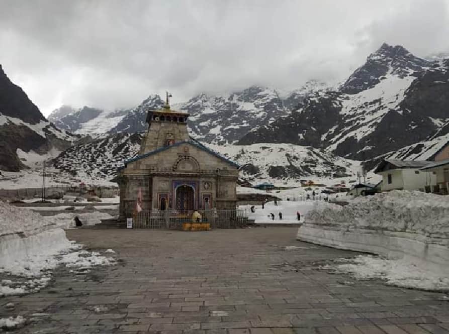 Snow lanes made for pilgrims in kedarnath dham for char dham yatra 2019