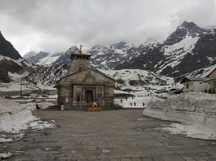 Snow lanes made for pilgrims in kedarnath dham for char dham yatra 2019